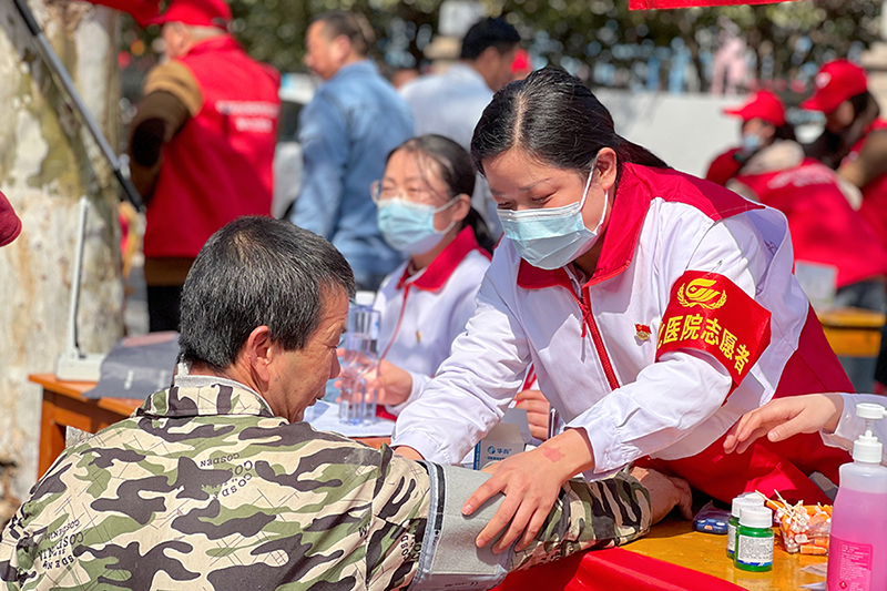 8.志愿服務(wù)中的她.jpg 8.志愿服務(wù)中的她.jpg