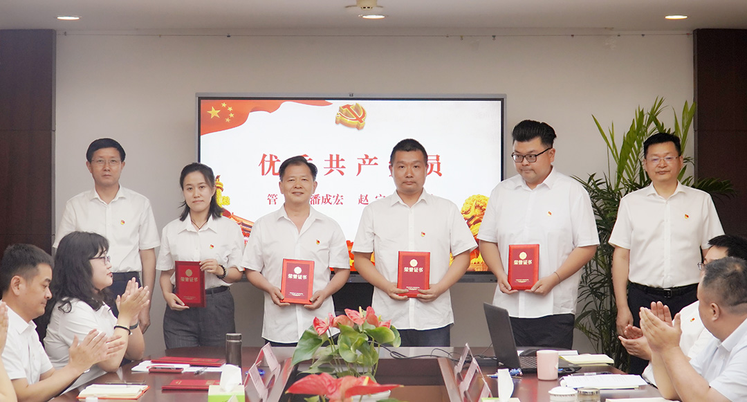 優(yōu)秀共產(chǎn)黨員.jpg 優(yōu)秀共產(chǎn)黨員.jpg